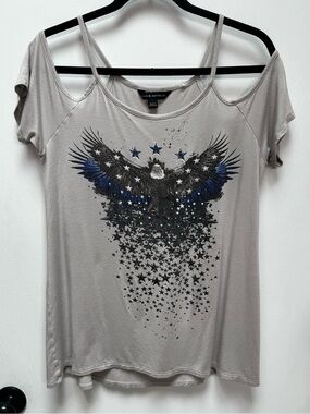 Rock & Republic Light Gray Cold-Shoulder Eagle Tee with Navy Accents